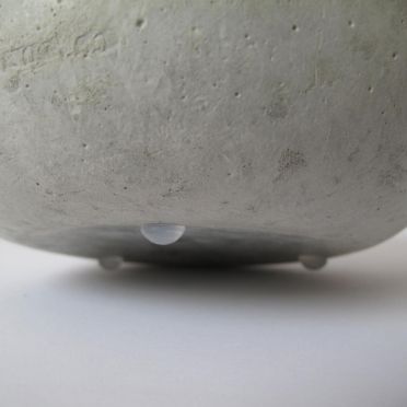 Concrete Pot MALUCH—silikonowe nóżki chronią przed zarysowaniami