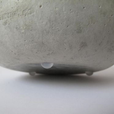 Concrete Pot KWIATEK— silikonowe nóżki chronią przed zarysowaniami