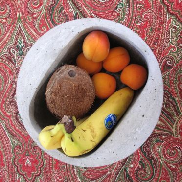 Concrete Pot OWAL— zewnętrzna okrągła powierzchnia jest formalnie przełamane owalną formą wewnętrzną