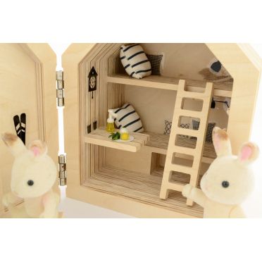 drewniany domek dla lalek