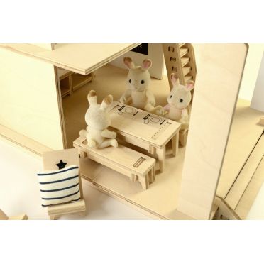 drewniany domek dla lalek