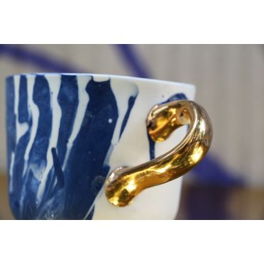 Porcelanowy kubek ze złotem