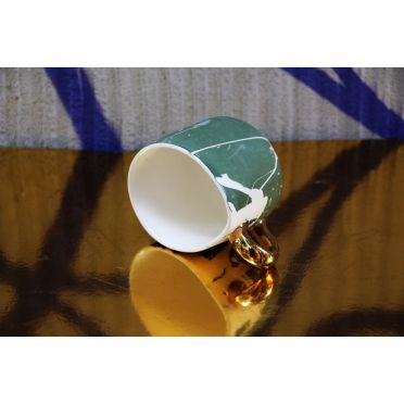 Porcelanowy kubek ze złotem