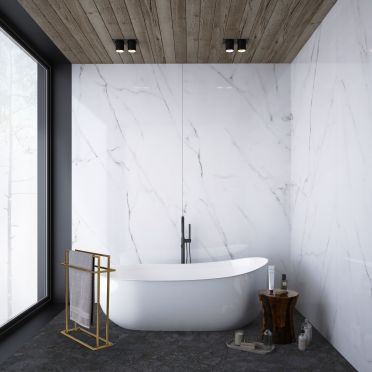 łazienka z wanną i złotym stojakiem na ręczniki