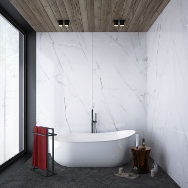 łazienka z wanną i wolnostojącym wieszakiem na ręczniki