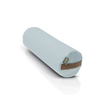 Lniany, jasno błękitny mały wałek gryczany WellB z uchwytem z celulozowej skóry, sfotografowany na białym tle.