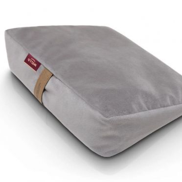 Szara poduszka klin do siedzenia WellB z naturalnego lnu, poprawiająca ergonomię i komfort pracy przy biurku; minimalistyczny design, uchwyt ze skóry, surowa bawełniana metka z logo.