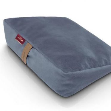 Ciemnoniebieska poduszka klin do siedzenia WellB z naturalnego lnu, poprawiająca ergonomię i komfort pracy przy biurku; minimalistyczny design, uchwyt ze skóry, surowa bawełniana metka z logo.