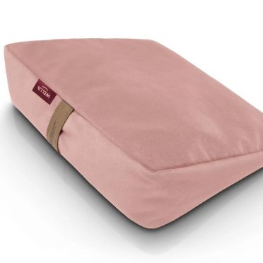 Jasnoróżowa poduszka klin do siedzenia WellB z naturalnego lnu, poprawiająca ergonomię i komfort pracy przy biurku; minimalistyczny design, uchwyt ze skóry, surowa bawełniana metka z logo.