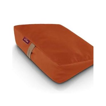 Ciemnopomarańczowa poduszka klin do siedzenia WellB z naturalnego lnu, poprawiająca ergonomię i komfort pracy przy biurku; minimalistyczny design, uchwyt ze skóry, surowa bawełniana metka z logo.