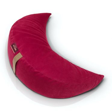 poduszka do medytacji i relaksacji w kształcie księżyca z weluru w kolorze malinowego różu, na białym tle.