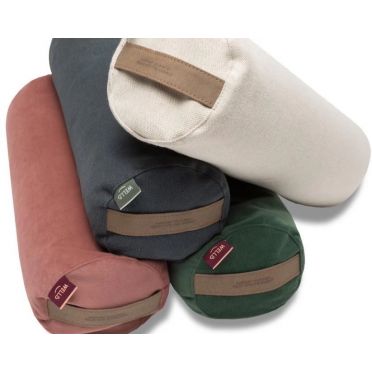 Cztery małe wałki gryczane WellB w odcieniach beżu, grafitu, zieleni i ceglastym, ułożone jeden na drugim.