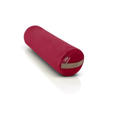 Ciemnoróżowy, malinowyy mały wałek gryczany WellB z uchwytem z celulozowej skóry, sfotografowany na białym tle.