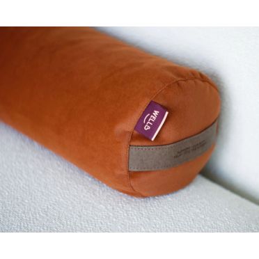 Jasnoróżowy mały wałek gryczany WellB z uchwytem z celulozowej skóry, sfotografowany na białym tle.