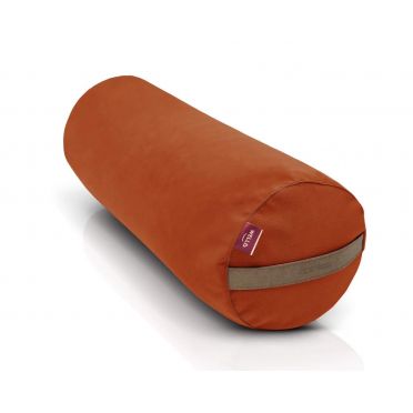 Duży wałek do jogi w kolorze rudym, ciemnoomarańczowym wykonany z miękkiego weluru, z uchwytem z wegańskiej skóry i metką marki WellB.