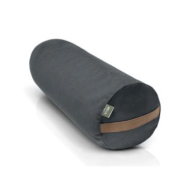 gryczany bolster wałek do jogi z lu w kolorze grafitowym,  uchwytem ze skóry wegańskiej i metką WELLB, na białym tle.