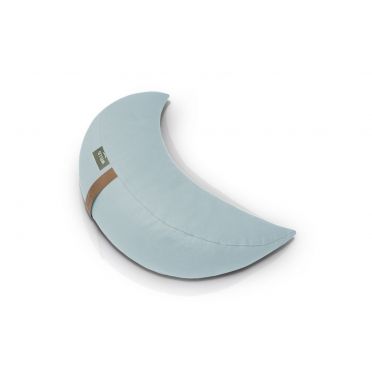 poduszka do medytacji i relaksacji w kolorze jasnoszarym, błękitnym, w kształcie księżyca, leżąca na białym tle.