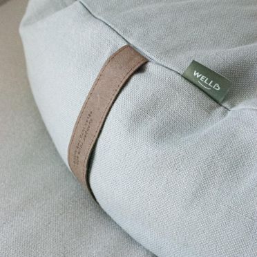 Poduszka do medytacji i relaksacji w kolorze jasno szarym z brązową rączką z nadrukiem