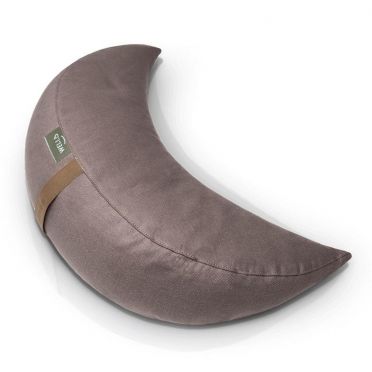 Brązowa poduszka w kształcie półksiężyca WellB z lnianym pokrowcem,  do medytacji, jogi i relaksu, umieszczonana białym tle.