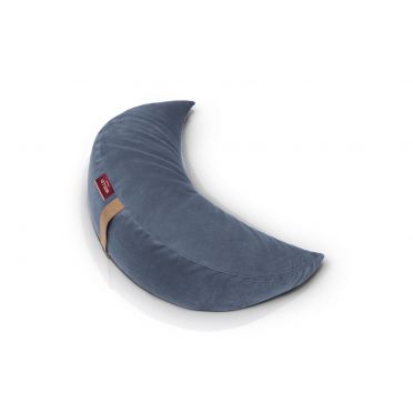 Poduszka w kształcie księżyca w kolorze lazurowym, wykonana z weluru, z uchwytem z eko-skóry i metką WELLB – idealna do medytacji, relaksu, karmienia i praktyki mindfulness.. Poduszka leży na białym tle.