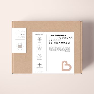 Kartonik z białą etykietą opisującą lawendową poduszkę na oczy do relaksacji, z ikonami symbolizującymi aromaterapię, naturalne tkaniny i działanie relaksujące, na jasnym tle.